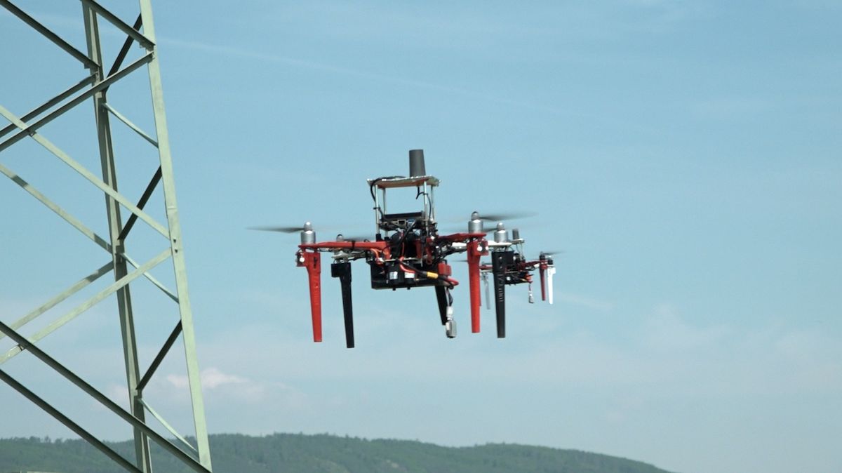 Místo vrtulníků budou elektrické vedení kontrolovat drony, plánují vědci z ČVUT